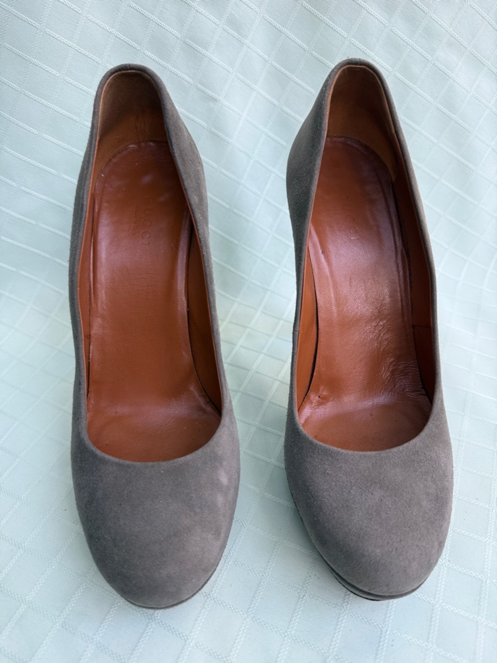 Vintage Gucci Gray Taupe Suede Round-Toe Pumps